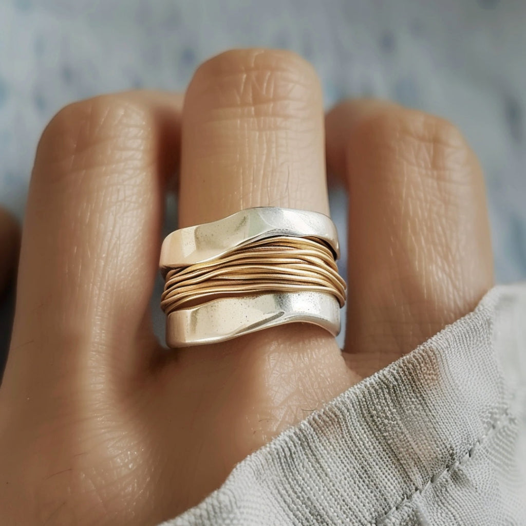 Anillo de hilos plateados y dorados