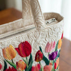 Bolso tote acolchado con jardín de tulipanes