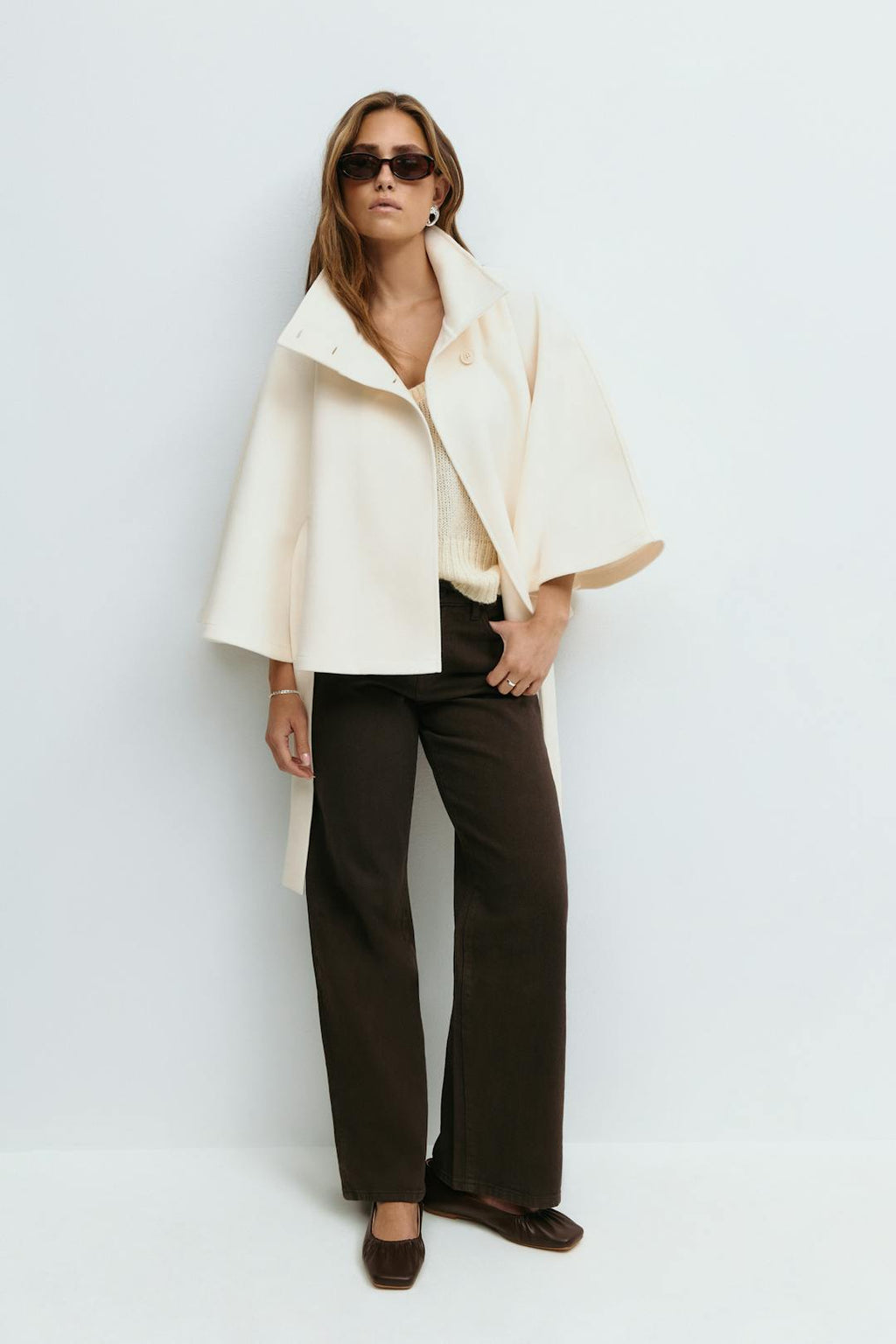 Beatrix | Chaqueta capa con cinturón y cuello alto