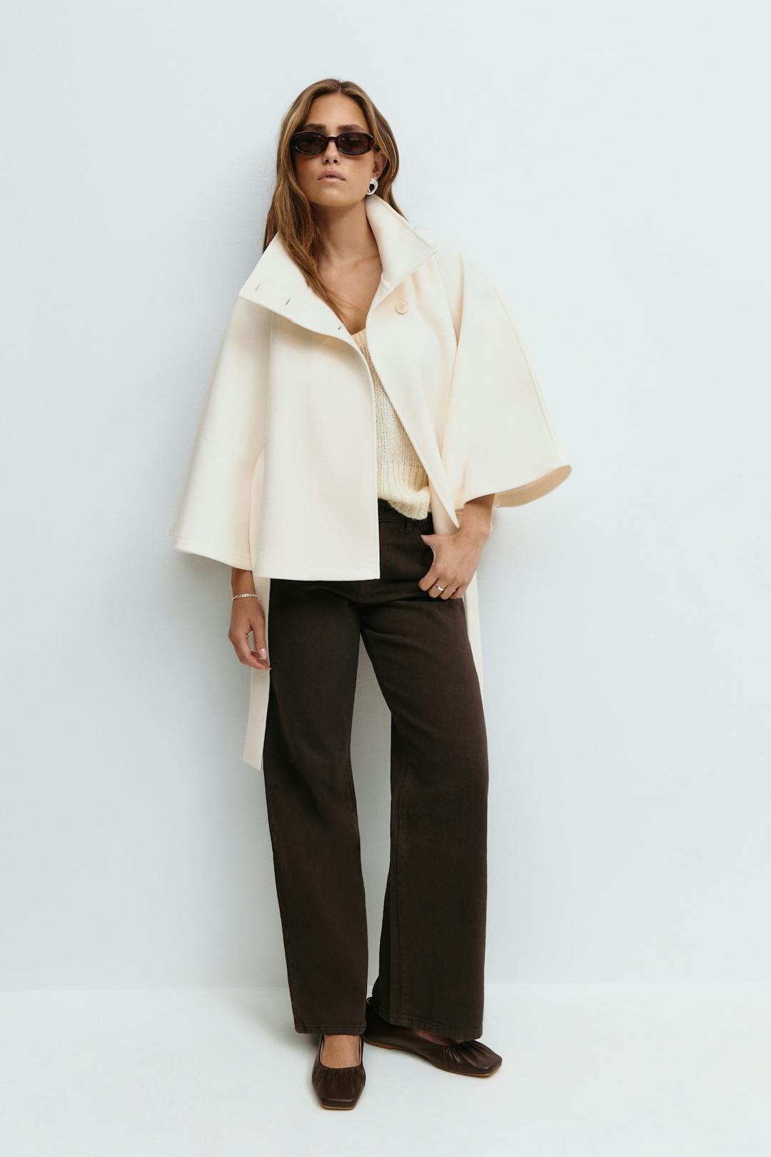 Beatrix | Chaqueta capa con cinturón y cuello alto