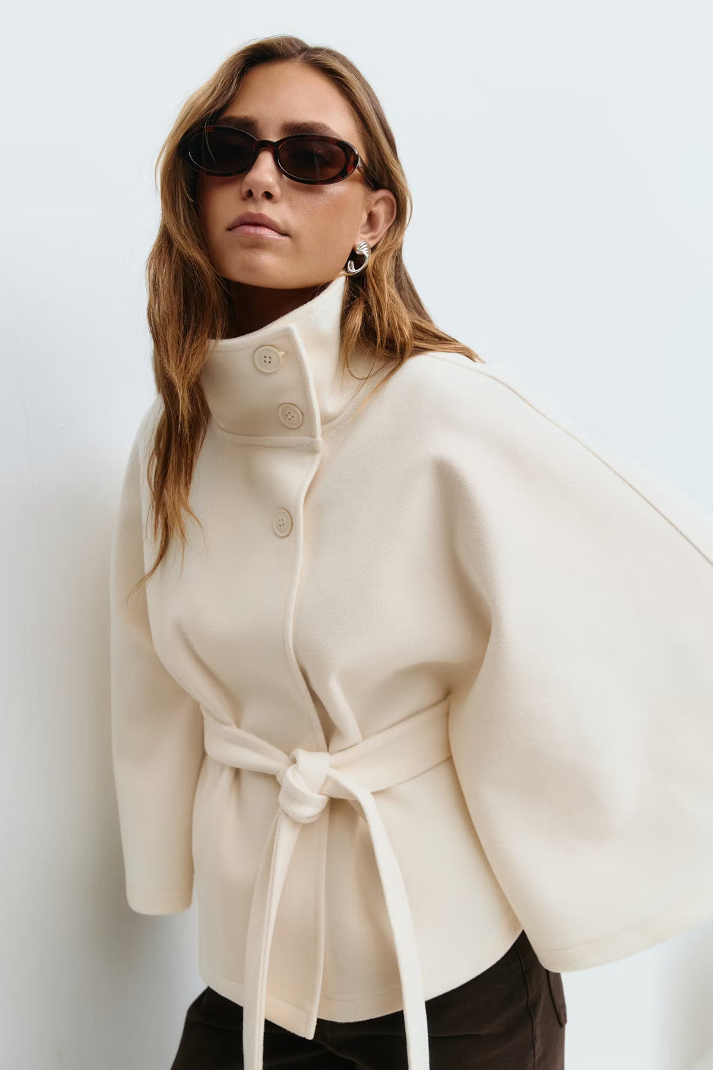 Beatrix | Chaqueta capa con cinturón y cuello alto