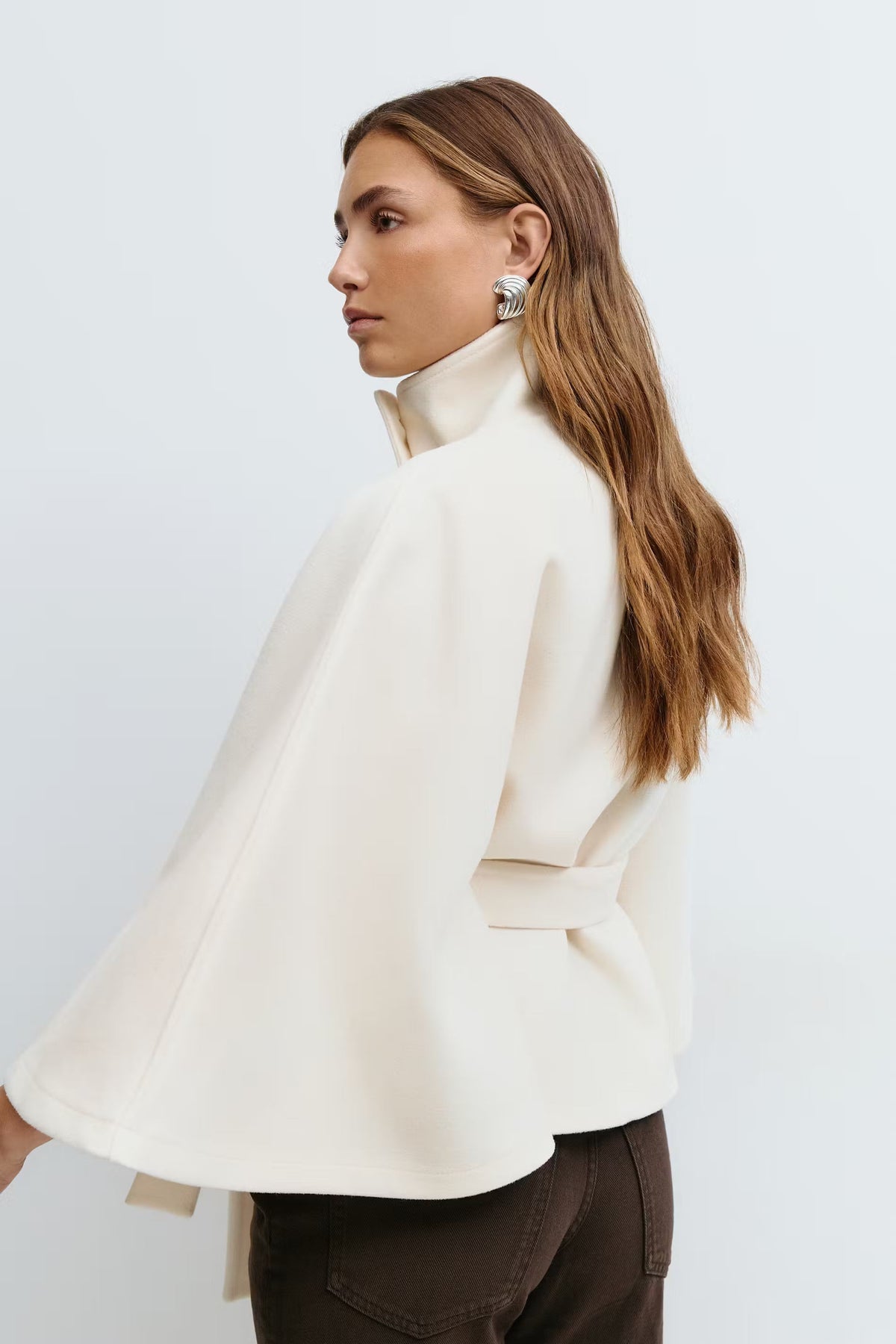 Beatrix | Chaqueta capa con cinturón y cuello alto