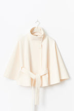 Beatrix | Chaqueta capa con cinturón y cuello alto