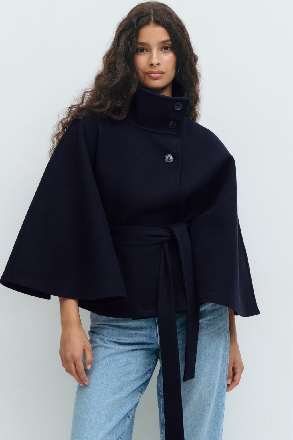 Beatrix | Chaqueta capa con cinturón y cuello alto