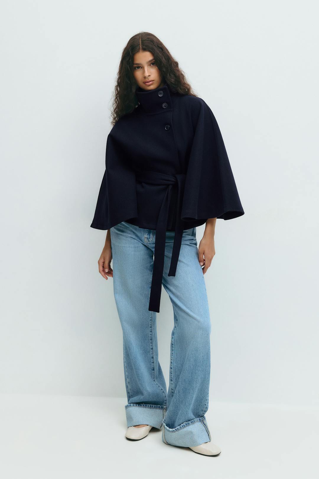 Beatrix | Chaqueta capa con cinturón y cuello alto