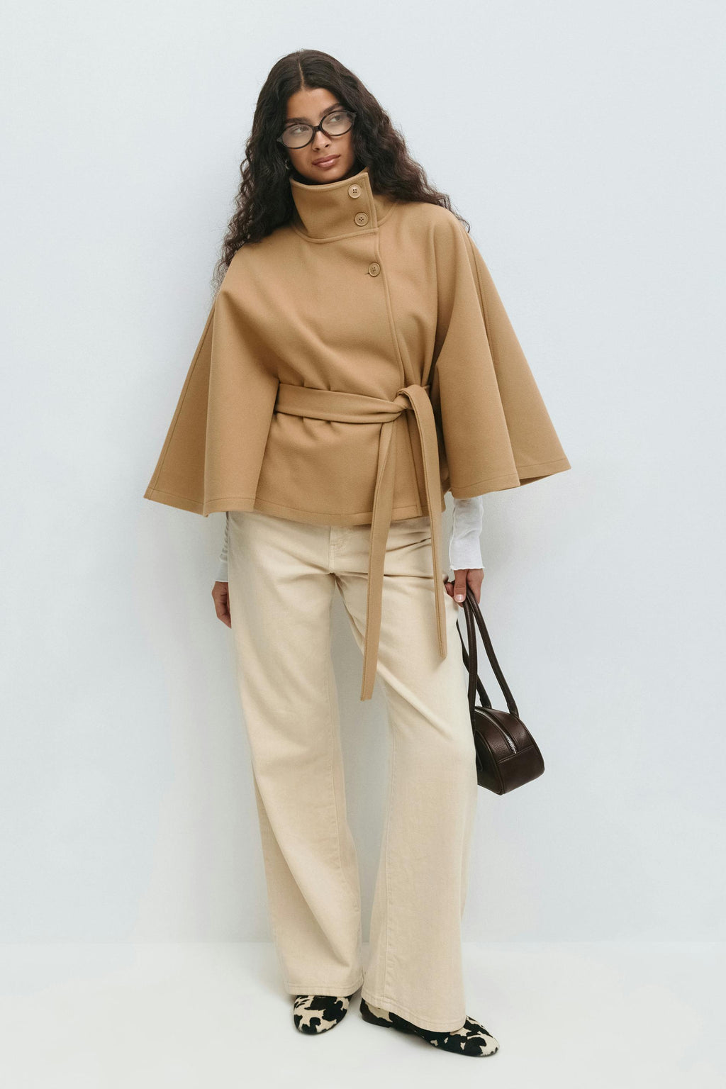 Beatrix | Chaqueta capa con cinturón y cuello alto