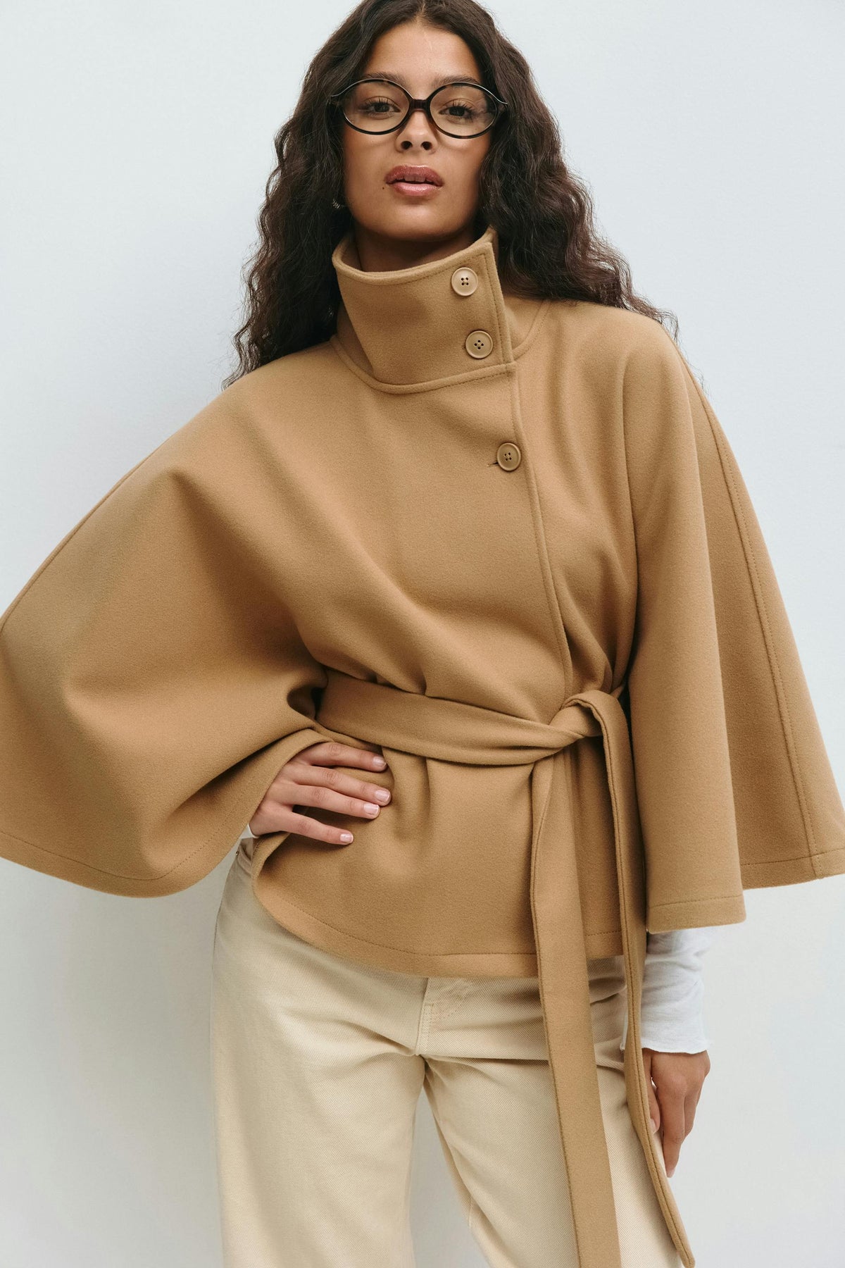 Beatrix | Chaqueta capa con cinturón y cuello alto