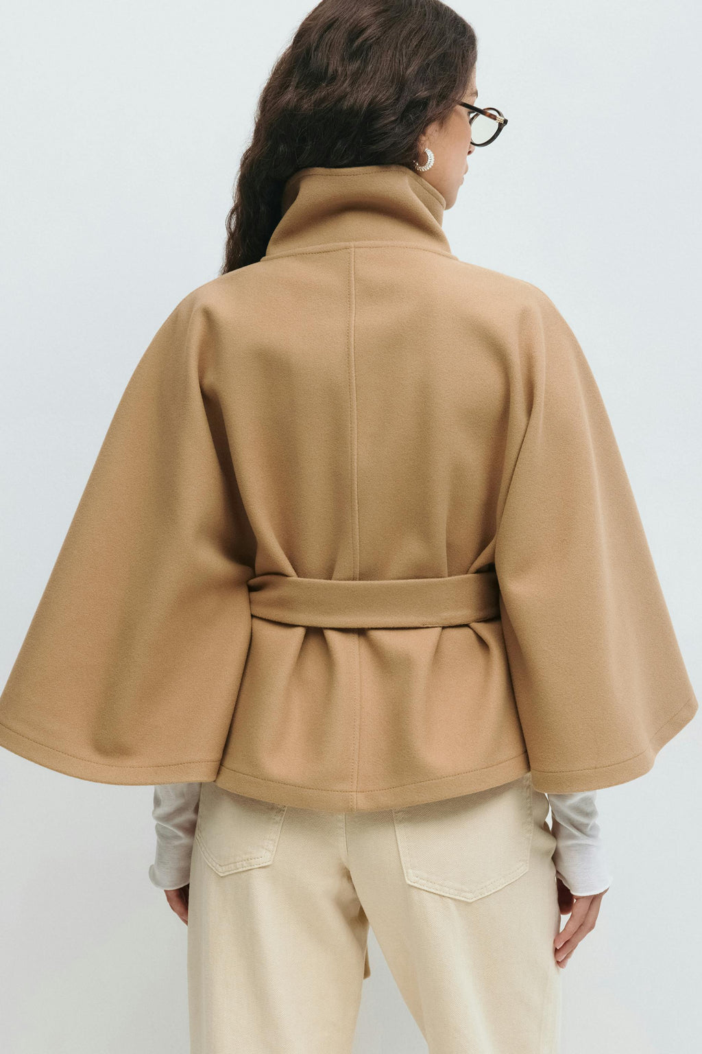 Beatrix | Chaqueta capa con cinturón y cuello alto