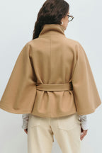 Beatrix | Chaqueta capa con cinturón y cuello alto