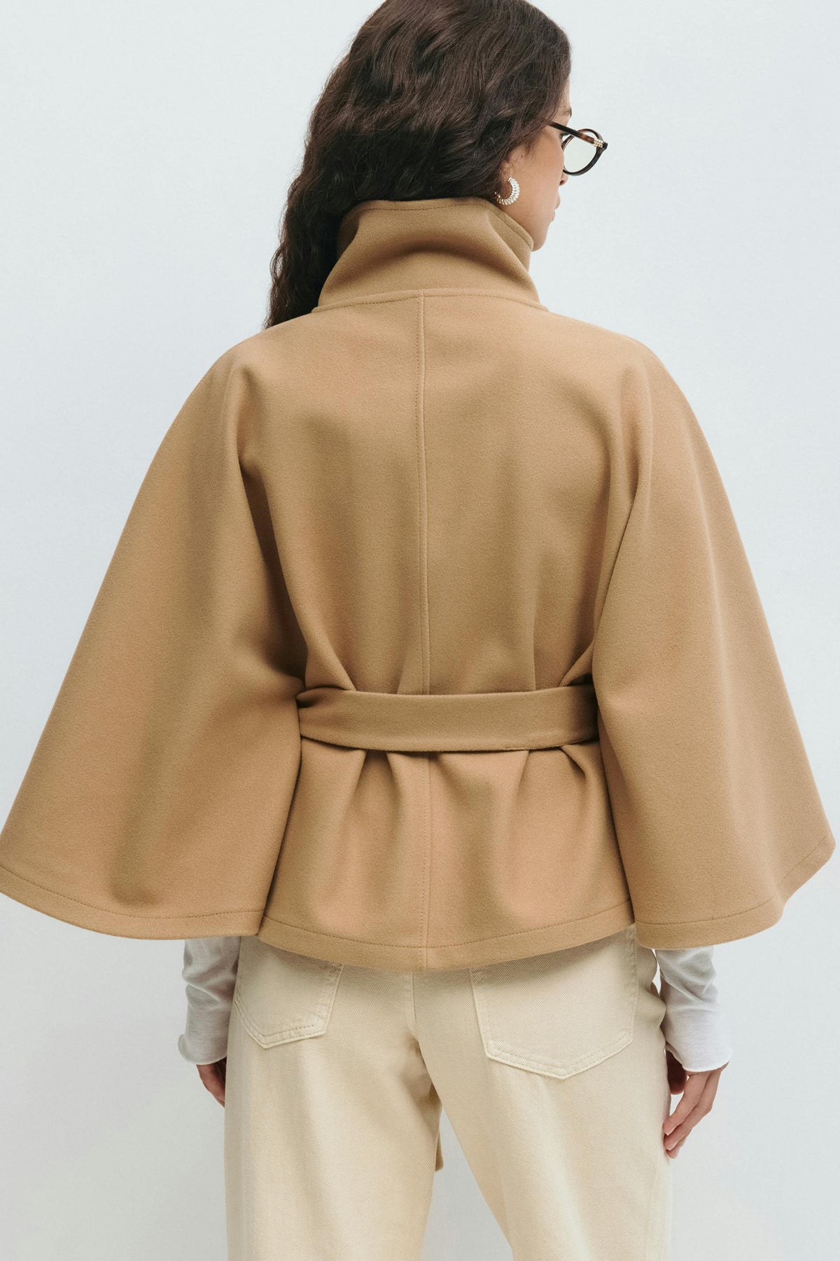 Beatrix | Chaqueta capa con cinturón y cuello alto