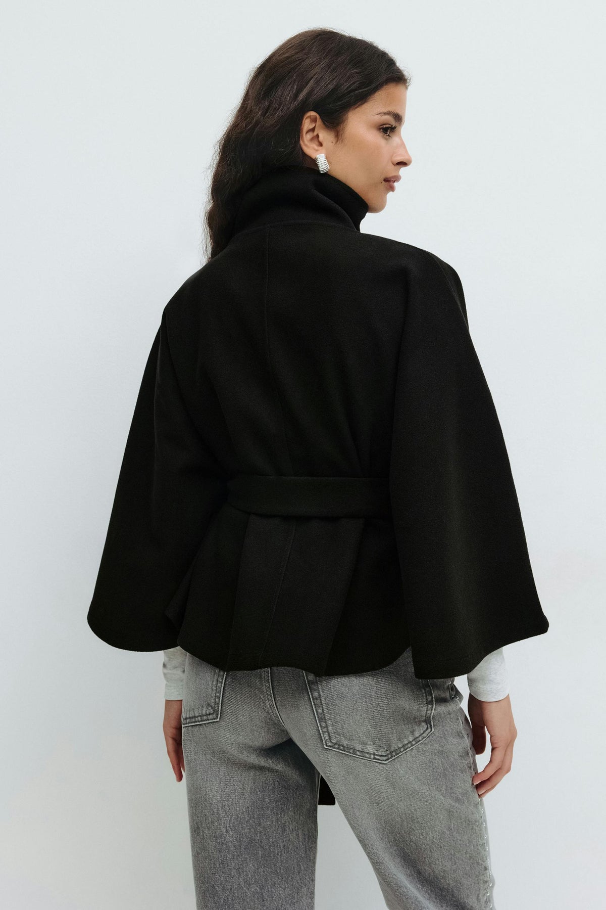 Beatrix | Chaqueta capa con cinturón y cuello alto
