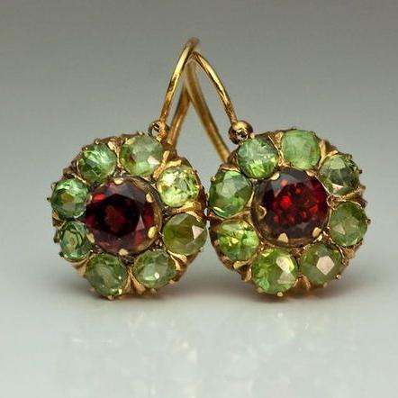 Pendientes redondos vintage con cristales verdes y rojos