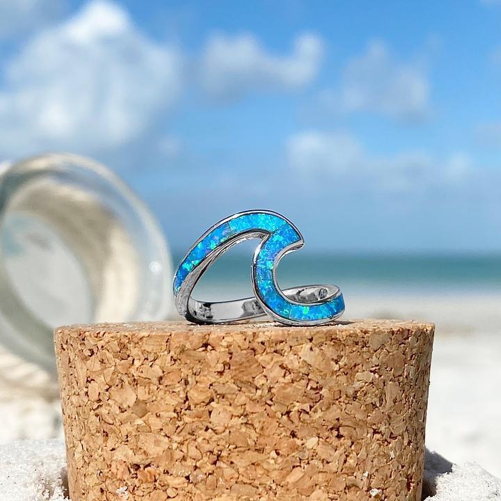 Anillo ola del océano en ópalo y plateado