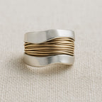 Anillo de hilos plateados y dorados
