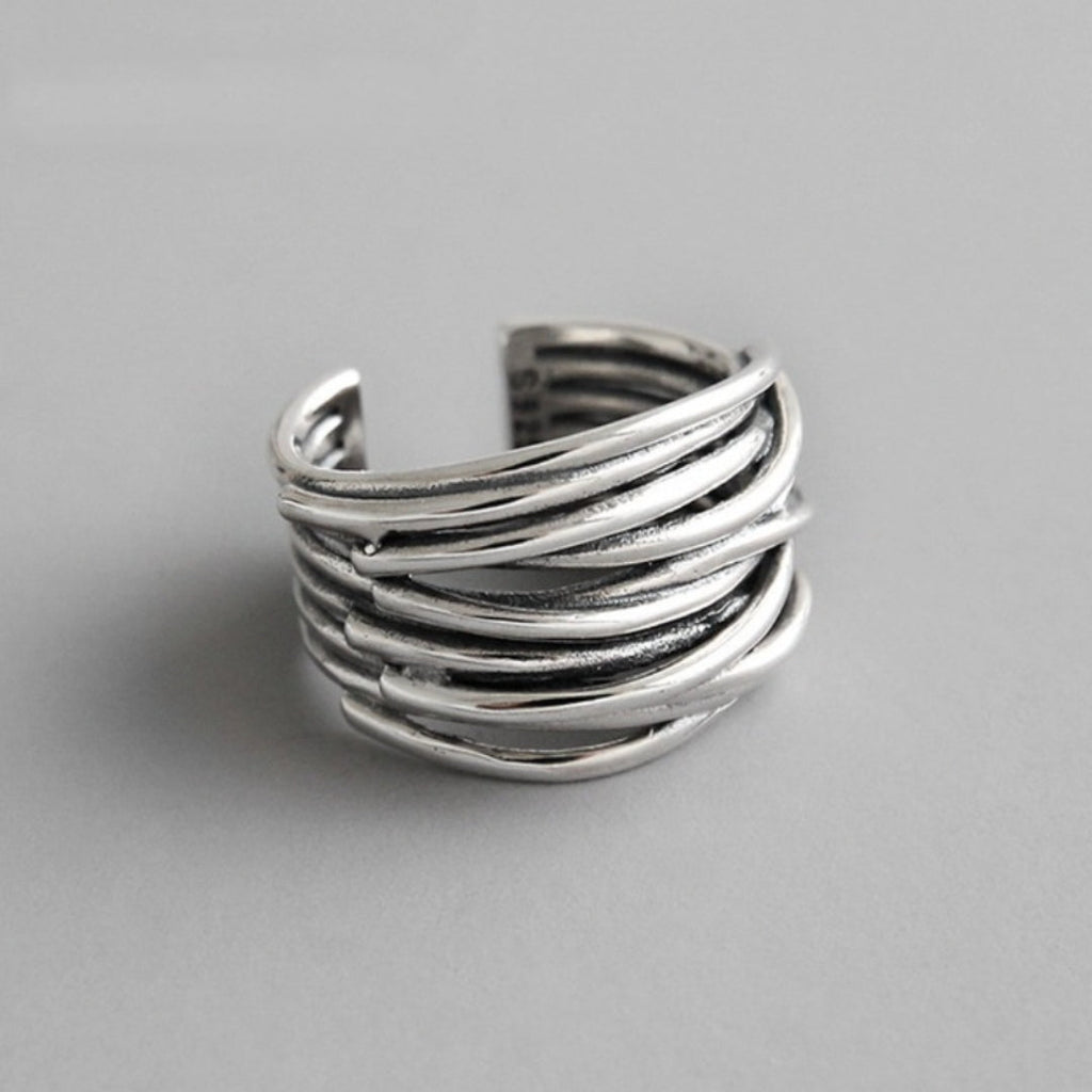 Anillo ajustable de capas en tono plateado