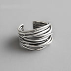 Anillo ajustable de capas en tono plateado