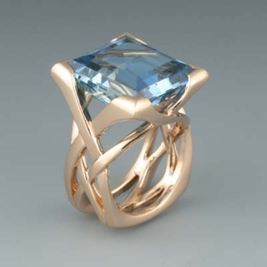 Anillo vintage con circonita azul en tono oro rosa