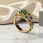 Anillo dorado con cristales verdes y azules