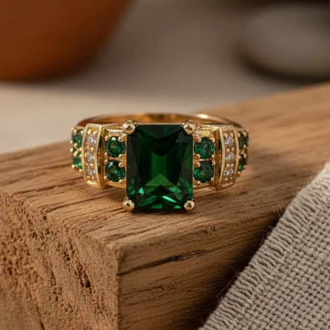 Anillo dorado con cristal verde