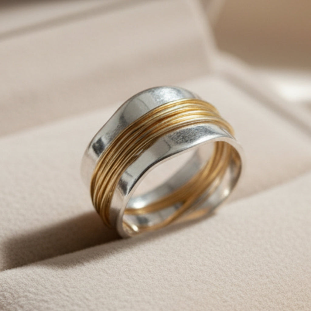 Anillo de hilos plateados y dorados