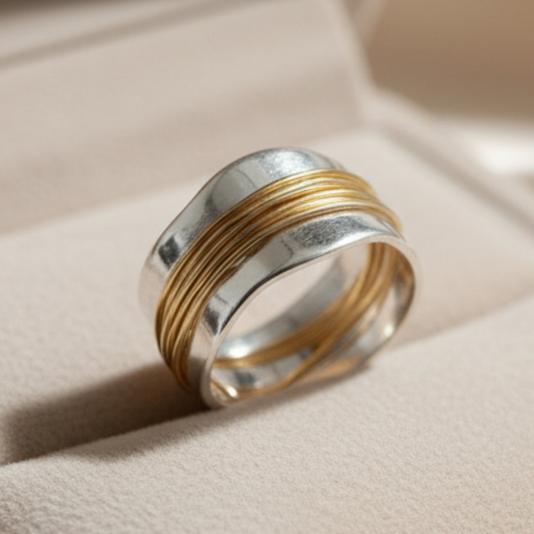 Anillo de hilos plateados y dorados