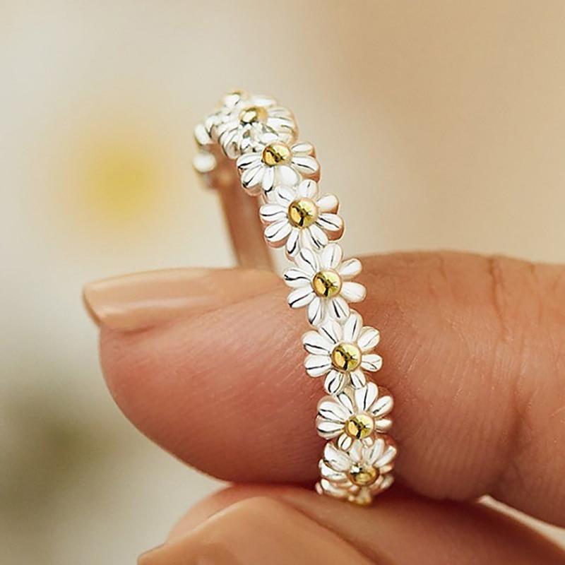 Anillo ajustable plateado con flor de esmalte pintado