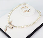 Conjunto de collar y pendientes de perlas