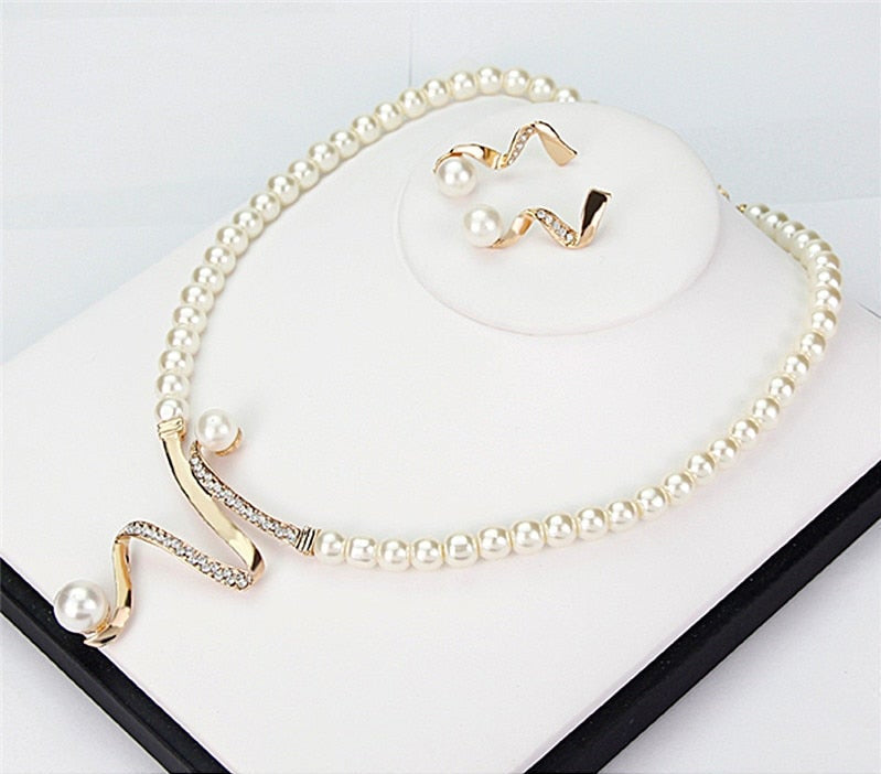 Conjunto de collar y pendientes de perlas