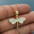 Collar de libélula en dorado con ópalo