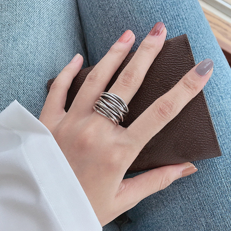 Anillo ajustable de capas en tono plateado