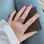 Anillo ajustable de capas en tono plateado