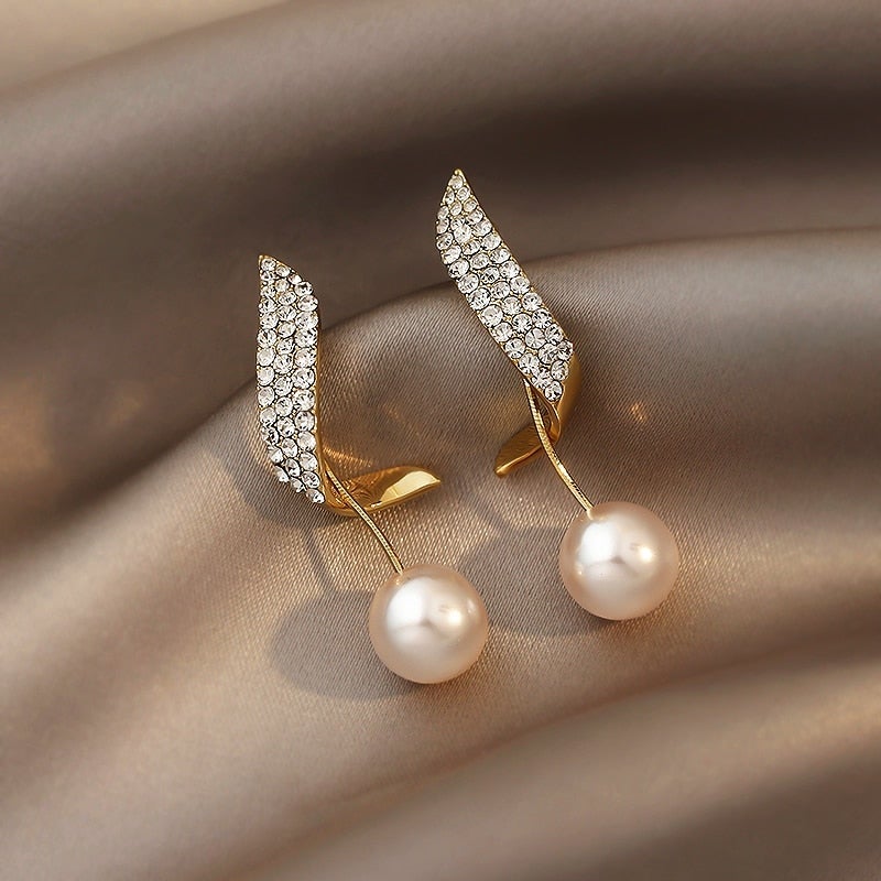 Pendientes de perla con detalle dorado