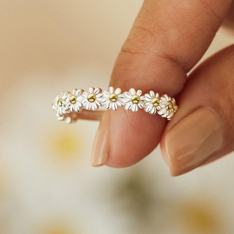 Anillo ajustable plateado con flor de esmalte pintado