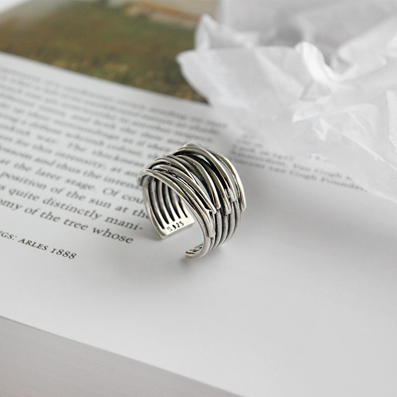 Anillo ajustable de capas en tono plateado