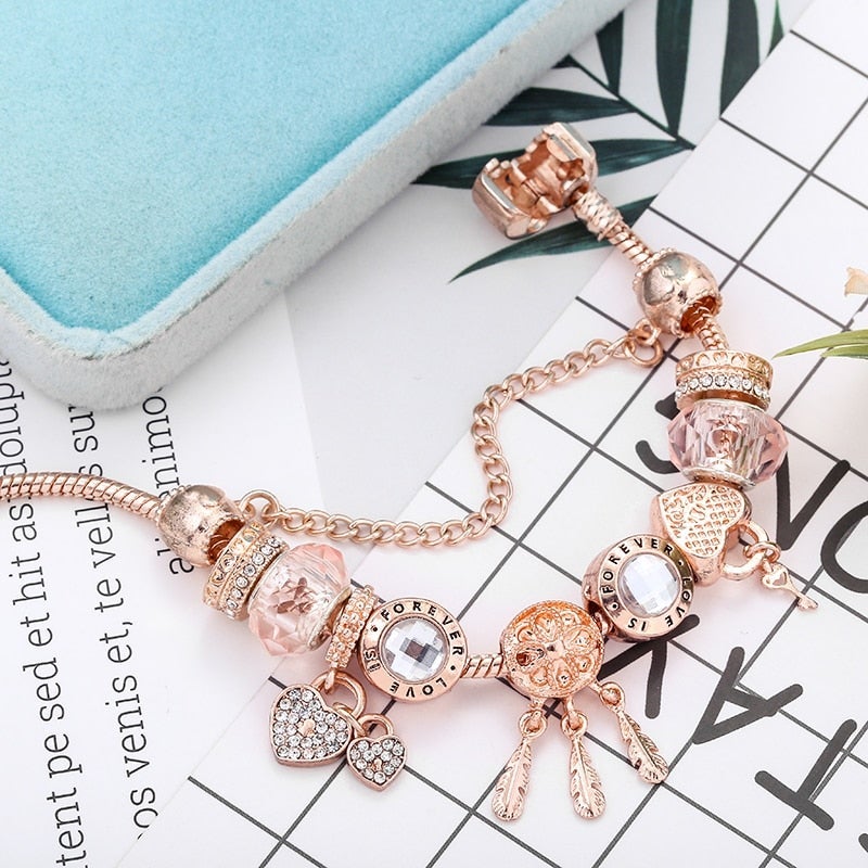 Pulsera atrapasueños rosa con colgantes en tono plateado