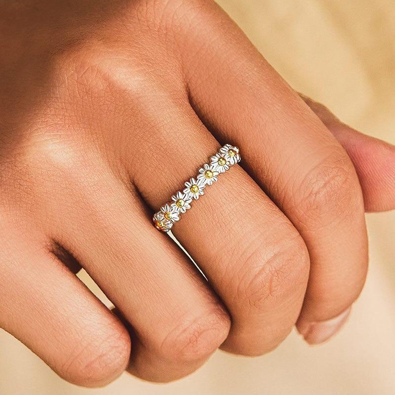 Anillo ajustable plateado con flor de esmalte pintado