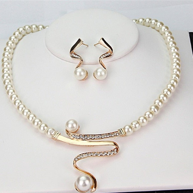 Conjunto de collar y pendientes de perlas