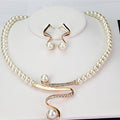 Conjunto de collar y pendientes de perlas
