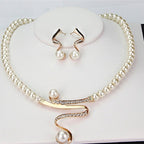 Conjunto de collar y pendientes de perlas