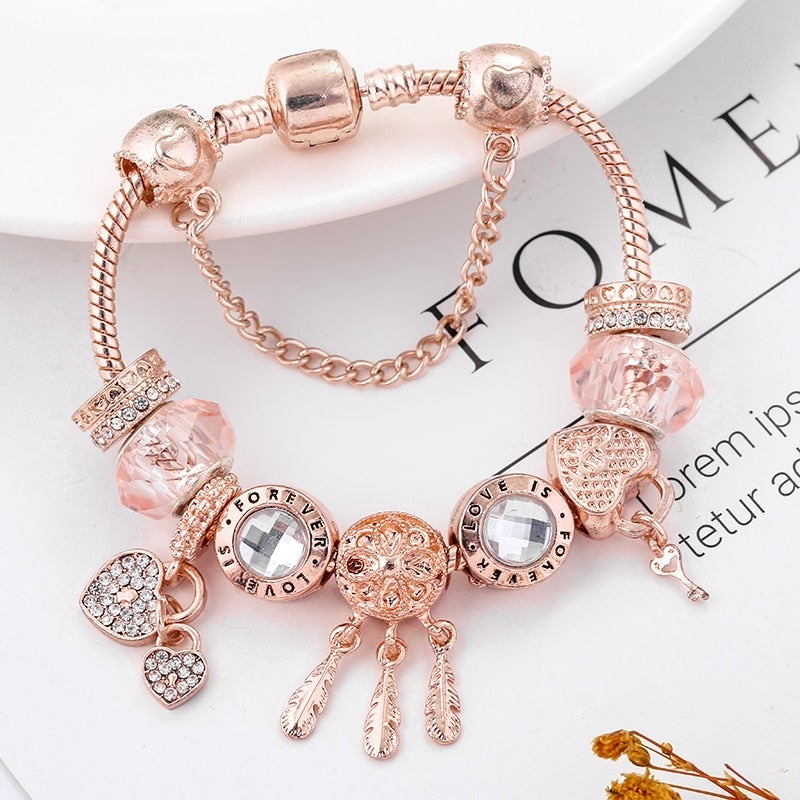 Pulsera atrapasueños rosa con colgantes en tono plateado