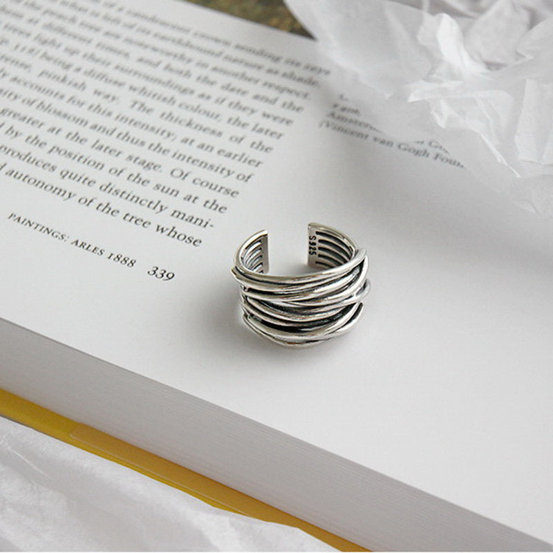 Anillo ajustable de capas en tono plateado