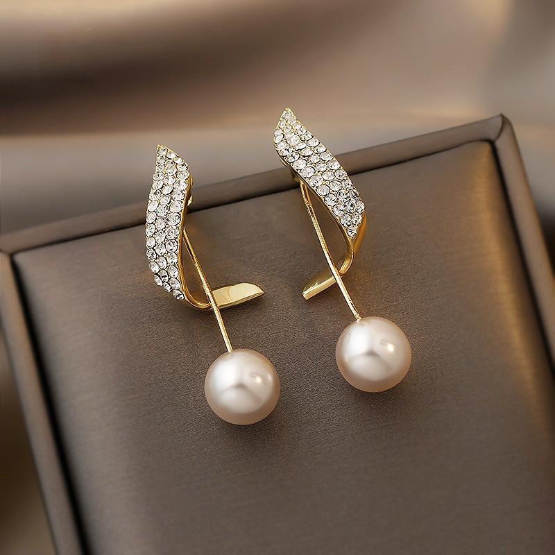 Pendientes de perla con detalle dorado