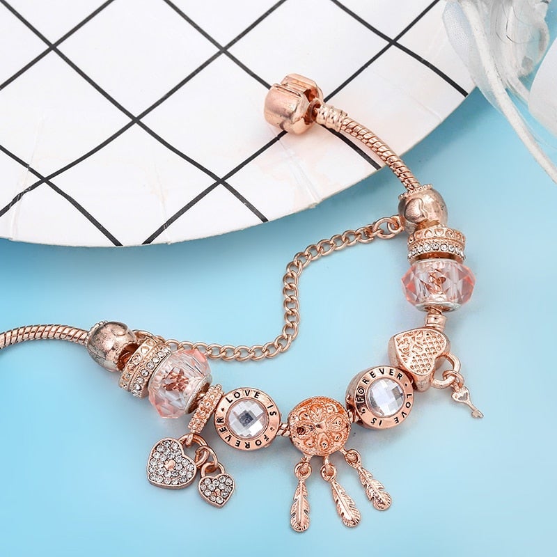 Pulsera atrapasueños rosa con colgantes en tono plateado