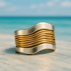 Anillo de hilos plateados y dorados