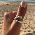 Anillo plateado ajustable Hug
