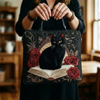 Bolso acolchado con gato negro sobre libros