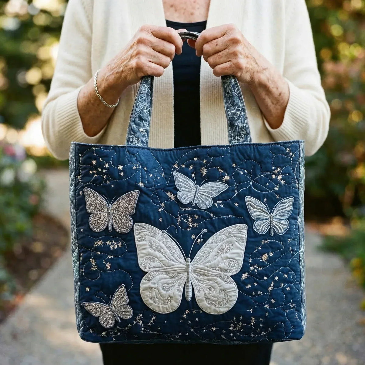 Bolso con mariposa plateada