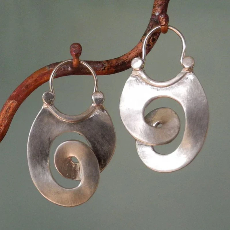 Pendientes plateados vintage de forma irregular