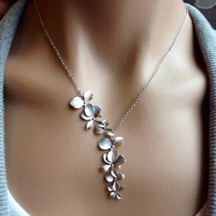 Collar vintage de flor plateado
