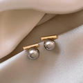 Pendientes elegantes de perla oscura en dorado